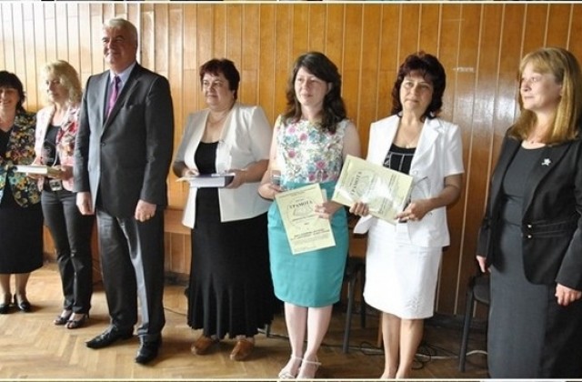 Връчиха наградите за директор и учител на годината