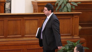 Финансовият министър Мотивите за вота са претоплен тюрлюгювеч без сол