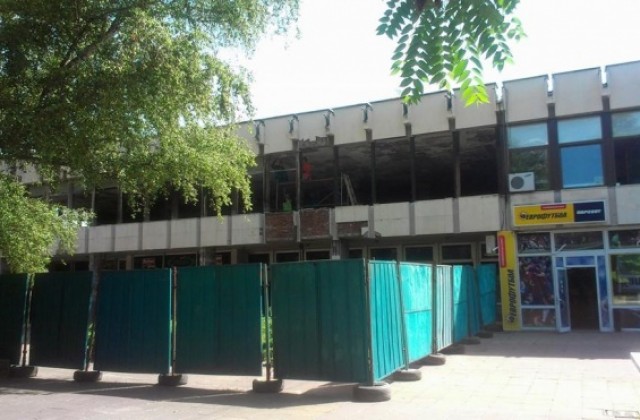 Подготвят за строителни дейности ниското тяло на бившият партиен дом в Кюстендил