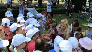 Четене на приказки в Крайдунавския парк през лятото