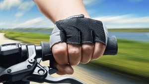 Светещи в тъмното мустаци обозначават велосипедисти