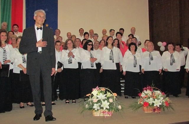 Вълнуващ спектакъл с ортодоксална музика сътвориха хоровете Акад. П. Стайнов и Славянско единство