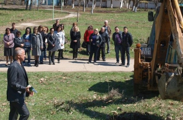 Обезвреждат бомба в симитлийския парк