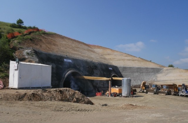 Осветиха тунела на магистрала Струма при Кочериново