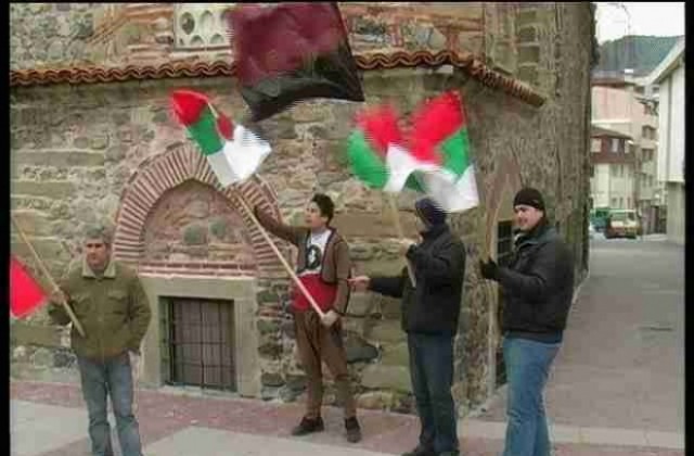 Протест пред  джамията в Дупница