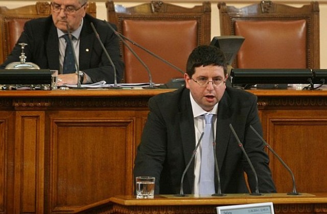 Бюджетът може да си позволи 25 млн. харчове за предсрочен вот, увери Чобанов