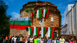 Ръка за ръка дупничани заявиха не си даваме джамията на