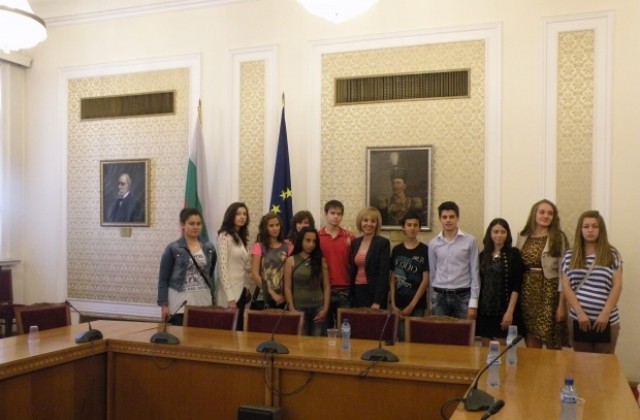 Участниците в конкурса  организиран от областния управител посетиха Народното събрание