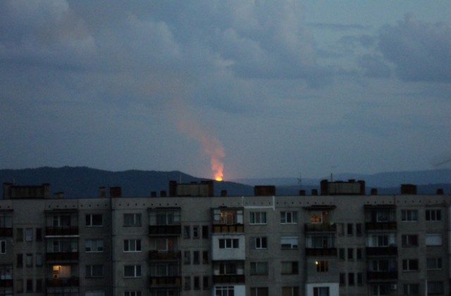 Пожарът край Бузовград е овладян, не се чуват взривове