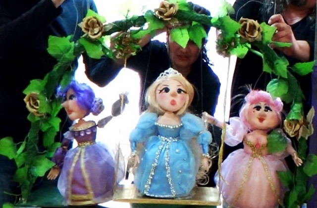 Габровският куклен театър пожелава на децата весело лято с „Вранката и зъбките“