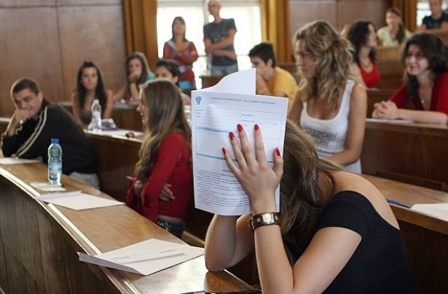За Професия трол пишат кандидат студентите на изпита по журналистика в СУ България