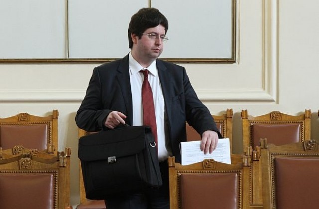 За момента не се налага взимане на други заеми на външните пазари, каза Чобанов