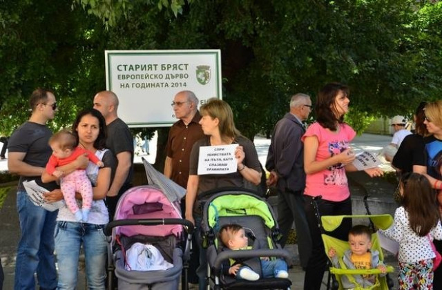 Протест срещу безобразията по пътищата в Сливен