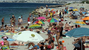 Гърция сваля драстично цените по плажовете