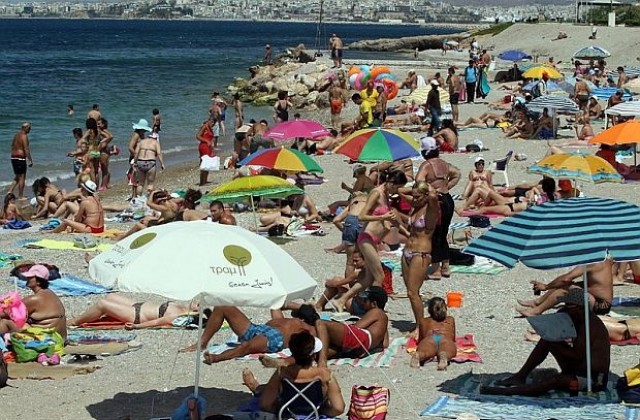 Гърция сваля драстично цените по плажовете