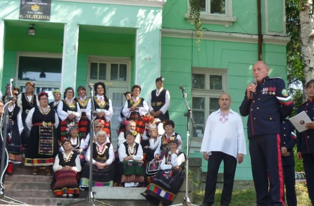 Шашлици, безплатна бира, народни песни и кръшни хора на казашкия събор в Леденик