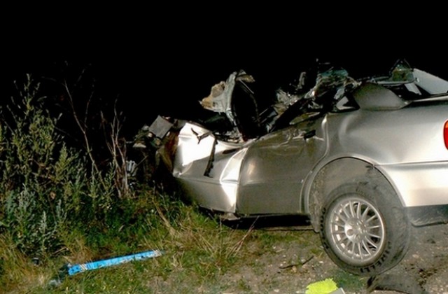 Млада жена загина след удар в крайпътно дърво