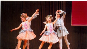 Абитуриентите на Народно читалище Габрово 2002