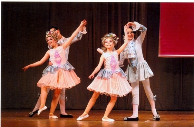 Абитуриентите на Народно читалище Габрово 2002