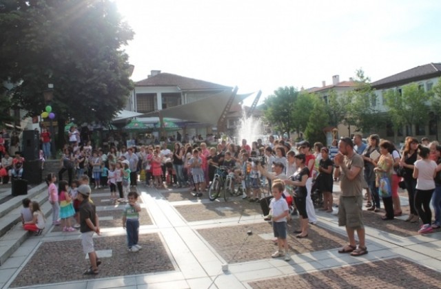 Благотворителен концерт в Елена събра 2200 лв. за лечението на Михаела