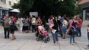 Майки в Сливен искат край на автомобилите по тротоарите и