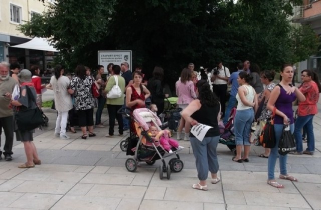 Майки в Сливен искат край на автомобилите по тротоарите и пешеходните пътеки