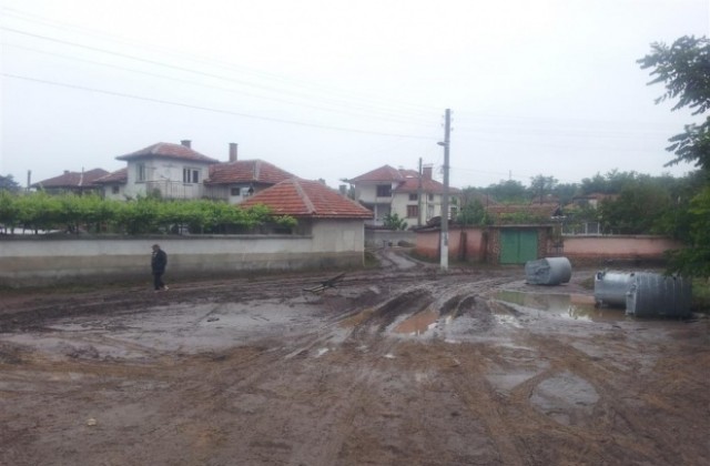 Здравни инспектори оглеждат гробището след наводнението в село Турия