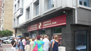 Опашка от вложители пред офис на КТБ във Варна обновена