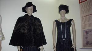 Модните тенденции в дамското облекло през годините показват в музея