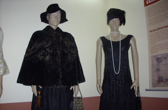 Модните тенденции в дамското облекло през годините показват в музея