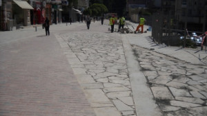 Налагат всички възможни глоби на фирмата поставяща паветата на центъра