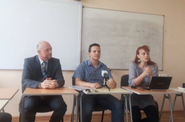 Ученици събират средства за талантлив математик