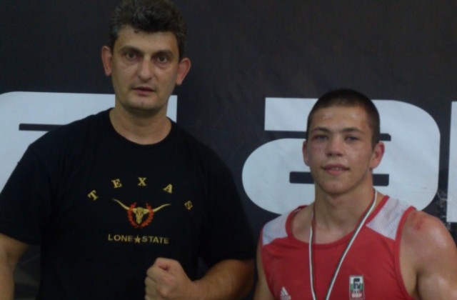 Боксьорът Здравко Попов взе титлата в категория до 64 кг