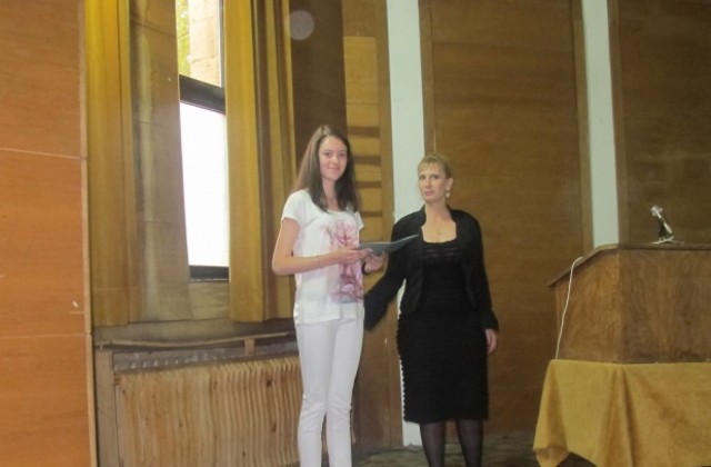 124 зрелостници от гимназия „Христо Ботев - Дупница получиха дипломите си