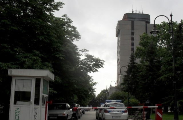 Отцепиха района около общината заради съмнителна чанта (СНИМКИ)