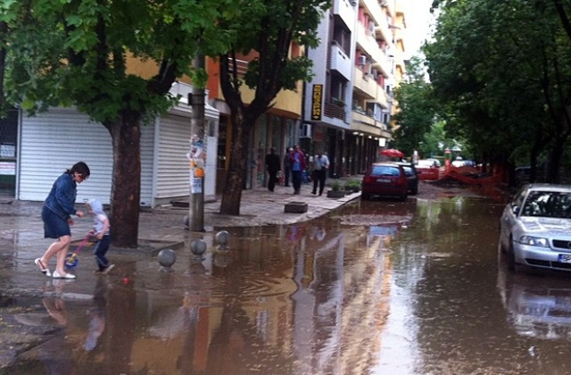 Наводнени подлези и паднали клони в София след бурята