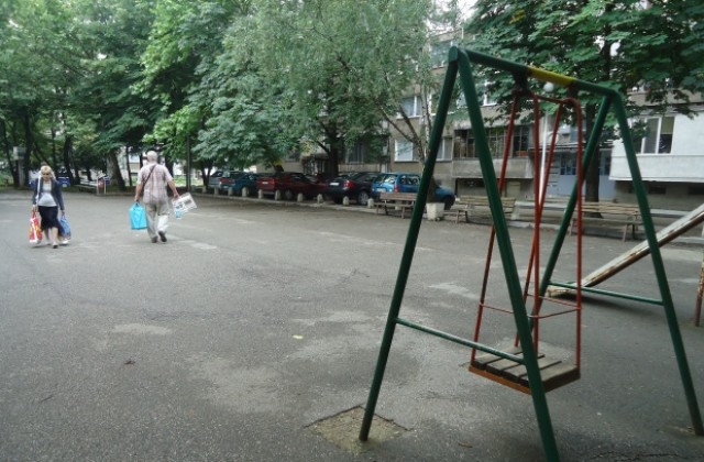 Обезопасиха детската площадка при РИОСВ във Враца