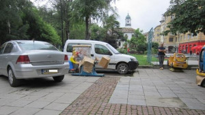 Бърза реакция на полиция и Община санкционират водач паркирал до