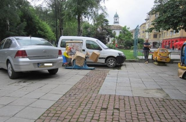 Бърза реакция на полиция и Община, санкционират водач, паркирал до детския кът в Габрово