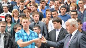 100 дипломи връчиха в Механото наградиха отличниците