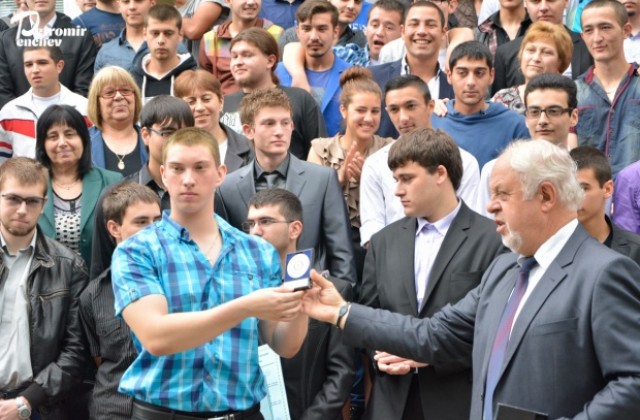 100 дипломи връчиха в Механото, наградиха отличниците
