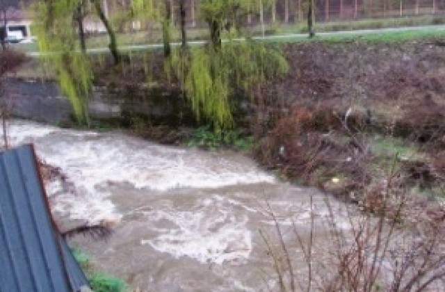 300 литра нафта изтекоха във водите на река Черна