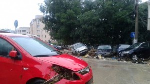 Водата в Аспарухово подмятала коли като детски играчки ВИДЕО