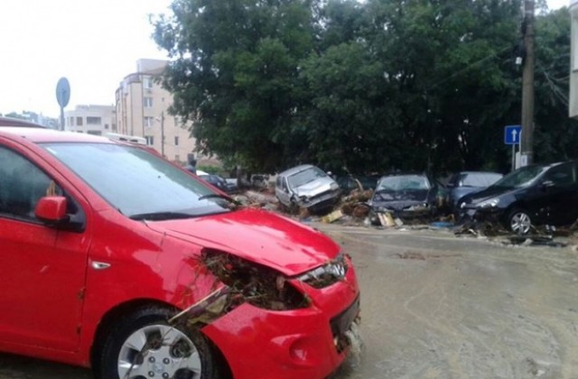 Водата в Аспарухово подмятала коли като детски играчки (ВИДЕО)