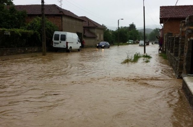 В Горна Росица, Батошево и Шумата деретата преляха и наводниха улиците