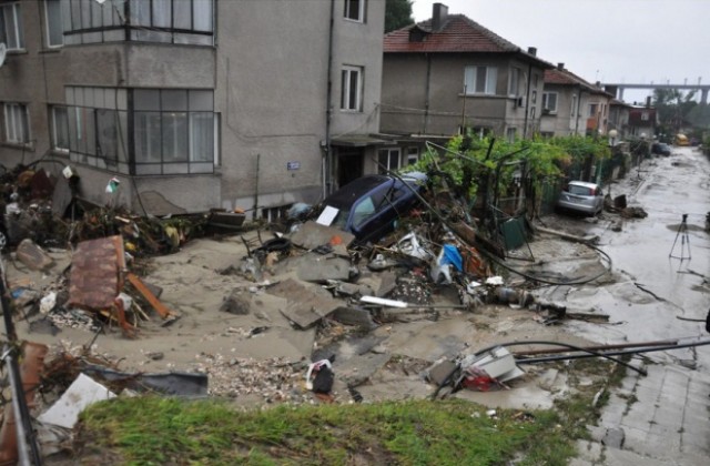 Още една жертва на потопа, водолази я извадиха от кола под водата