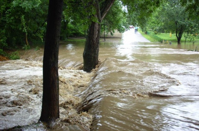 Очаква се приливна вълна по дерето „Суха река”, призовават хората да се евакуират