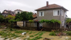 Около 40 къщи са пострадали в Дебелец от стихията стадионът