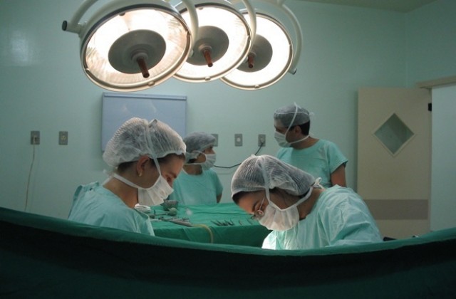 Уникална операция на 10-дневно бебе направиха в УМБАЛ