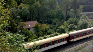 Не е възстановено движението на влаковете между гарите Царева ливада